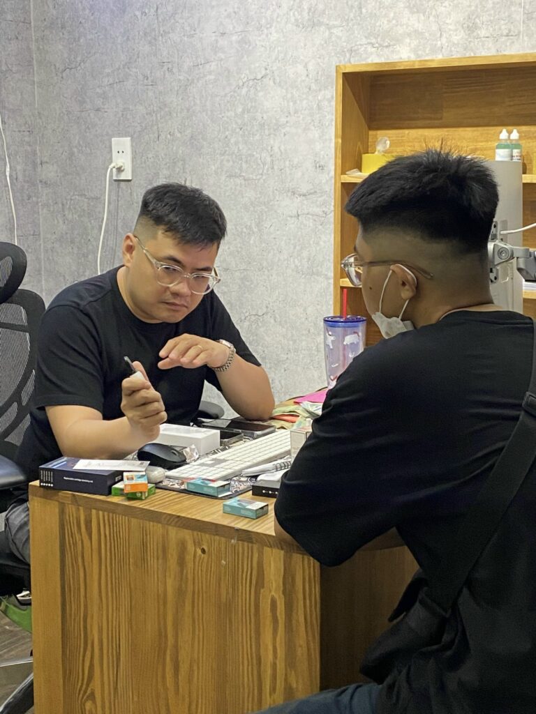 Anh chu shop Ezvape tu van khach hang tan tinh
